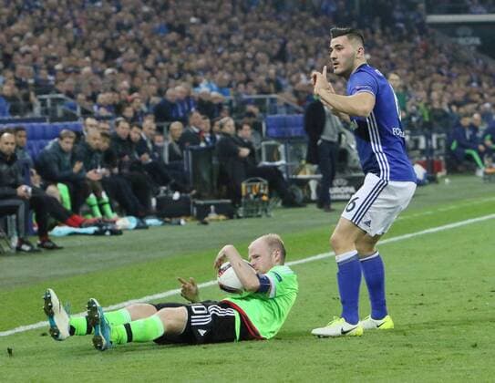 Europa-League : FC Schalke 04--Ajax Amsterdam ; Viertelfinale Rückspiel Davy Klaassen (Ajax), Sead Kolasinac (S04). Europa-League : FC Schalke 04--Ajax Amsterdam ; Viertelfinale Rückspiel