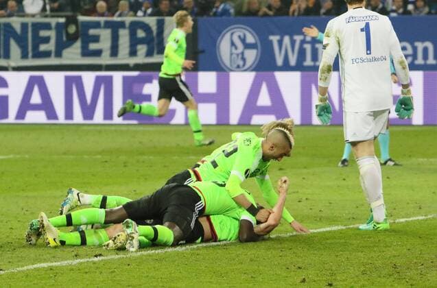Europa-League : FC Schalke 04--Ajax Amsterdam ; Viertelfinale Rückspiel Unten liegt der Torschütze : Nick Viergever (Ajax), oben jubelt Lasse Schöne (Ajax,20) Europa-League : FC Schalke 04--Ajax Amsterdam ; Viertelfinale Rückspiel