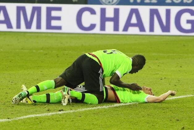 Europa-League : FC Schalke 04--Ajax Amsterdam ; Viertelfinale Rückspiel Sehr glücklich : der Torschütze Nick Viergever (Ajax,26, unten), oben Davinson Sanchez (Ajax,5). Europa-League : FC Schalke 04--Ajax Amsterdam ; Viertelfinale Rückspiel