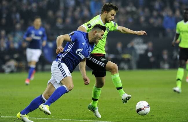 Fussball, UEFA Europe League, Herren, Saison 2016 2017, Viertelfinale Rückspiel, VELTINS Arena Gelsenkirchen: FC Schalke 04, S04 (blau) - Ajax Amsterdam (grün) 3:2; Sead Kolasinac (S04), Joel Veltman (Ajax), Aktion.