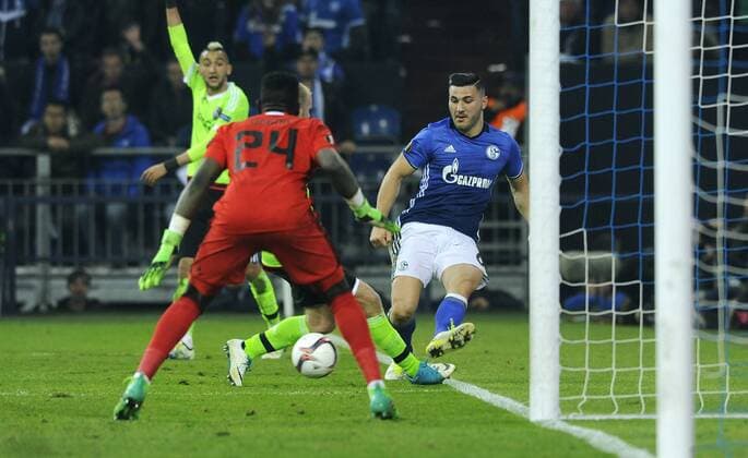 Fussball, UEFA Europe League, Herren, Saison 2016 2017, Viertelfinale Rückspiel, VELTINS Arena Gelsenkirchen: FC Schalke 04, S04 (blau) - Ajax Amsterdam (grün) 3:2; Sead Kolasinac (S04), Andre Onana (Ajax), Hakim Ziyech (Ajax), Aktion.