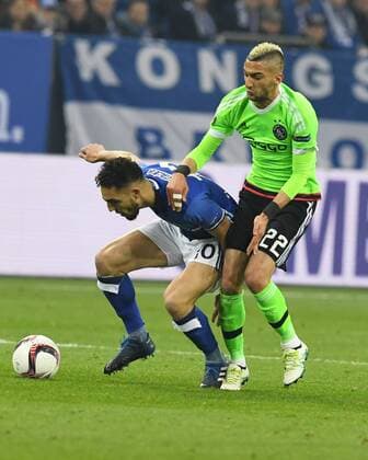 Fussball, UEFA Europa League, Saison 2016 2017, Viertelfinale , FC Schalke 04 vs Ajax Amsterdam 20.04.2017, Veltinsarena Gelsenkirchen,Nabil Bentaleb, S04, Hakim Ziyech , Ajax Amsterdam,