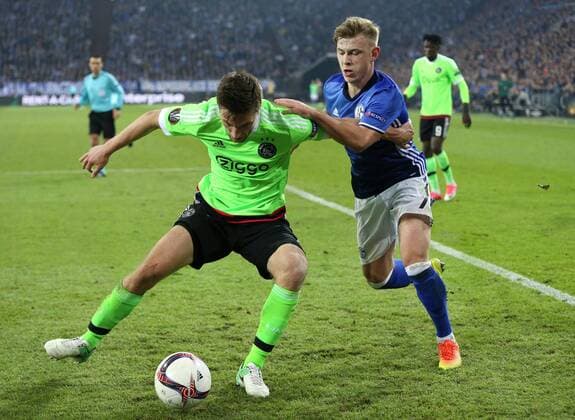 20.04.2017, Fussball, UEFA Europa League, Saison 2016 2017, Viertelfinale, FC Schalke 04 - Ajax Amsterdam, Max Meyer (Schalke 04), re., gegen Joel Veltman (Ajax Amsterdam)