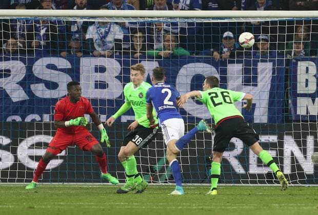 20.04.2017, Fussball, UEFA Europa League, Saison 2016 2017, Viertelfinale, FC Schalke 04 - Ajax Amsterdam, Daniel Caligiuri (FC Schalke 04), 2. v.re., erzielt mit diesem Kopfball das Tor zum 3-0
