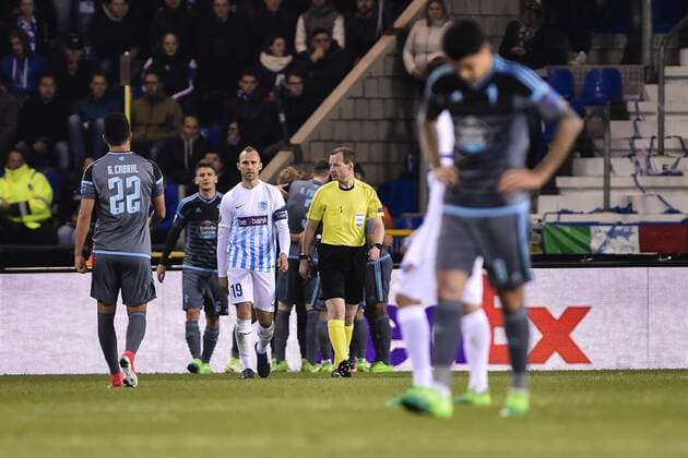 GENK, BELGIUM - APRIL 20 : Thomas Buffel forward of KRC Genk and referee William Collum (SCO) pictured after Celta de Vigo scored 0-1 during the Europa League Quarter Finals 2nd leg game between KRC Genk and Celta De Vigo on April 20, 2017 in Genk, Belgium, 20 04 2017 FOOTBALL : KRC Genk vs Celta De Vigo - Europa League - 20 04 2017 PHOTONEWS PANORAMIC 