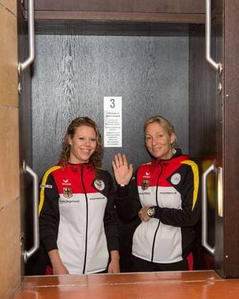 Fed Cup GER-UKR, Deutschland - Ukraine, Auslosung im Rathaus Stuttgart, Doppel Paarung L-R.LAURA SIEGEMUND und Team Chefin BARBARA RITTNER (GER) fahren mit Pater Noster Aufzug nach oben Juergen Hasenkopf