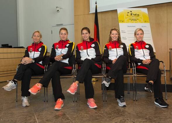 Fed Cup GER-UKR, Deutschland - Ukraine, Auslosung im Rathaus Stuttgart, Team Germany, L-R. Teamchefin Barbara Rittner, Carina Witthoeft,Julia Goerges,Laura Siegemund und Angelique Kerber. Juergen Hasenkopf