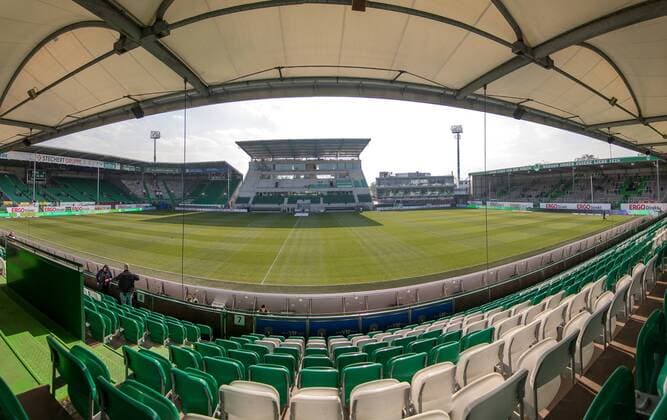 Der Sportpark Ronhof Thomas Sommer rund eine Stunde vor Anpfiff des Spiels. SpVgg Greuther Fürth vs. SG Dynamo Dresden, 2. Bundesliga, 30.