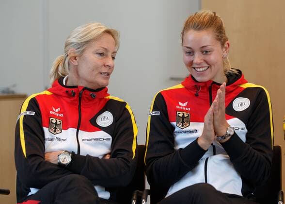 Fed Cup GER-UKR, Deutschland - Ukraine, Auslosung im Rathaus Stuttgart, Teamchefin Barbara Rittner im Gespraech mit Carina Witthoeft, Juergen Hasenkopf