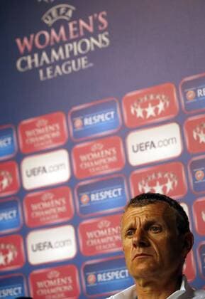 Paris Saint-Germain head coach Patrice Lair during a press conference PK Pressekonferenz before a training session of the team at Miniestadi stadium in Barcelona, northeastern Spain, 21 April 2017. FC Barcelona Barca will face PSG in a UEFA Women s Champions League semifinal first leg match at the Miniestadi stadium in Barcelona on the ucoming 22 April. PARIS SAINT-GERMAIN S PRESS CONFERENCE !ACHTUNG: NUR REDAKTIONELLE NUTZUNG!  Copyright: xALBERTOxESTEVEZx 20170421-636283991373931732