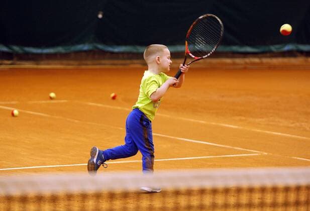 Bilder des Tages - SPORT April 21, 2017 - Kiev, Ukraine - DMYTRO KUZMINOV, 3-year and 9 month old boy from south-west Ukrainian city Odessa, plays tennis on a tennis court in Kiev, Ukraine, on 21 April 2017. DMYTRO KUZMINOV registred by National Register of Records as The youngest tennis player in Ukraine on 21 April. 3-year and 9 month old DMYTRO KUZMINOV becomes the youngest tennis player in Ukraine - ZUMAg194 78214059st Copyright: xSergxGlovnyx
