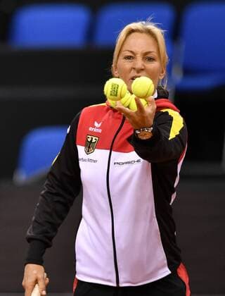 Training Aufwärmen Team Captain Teamchefin Coach Barbara RITTNER (GER) Tennis Damen Team Deutschland Germany Fed Cup Federations FedCup 2017 Deutschland vs Ukraine Porsche-Arena Stuttgart 22.04.2017 FedCup First Round Porsche-Arena Stuttgart 2017