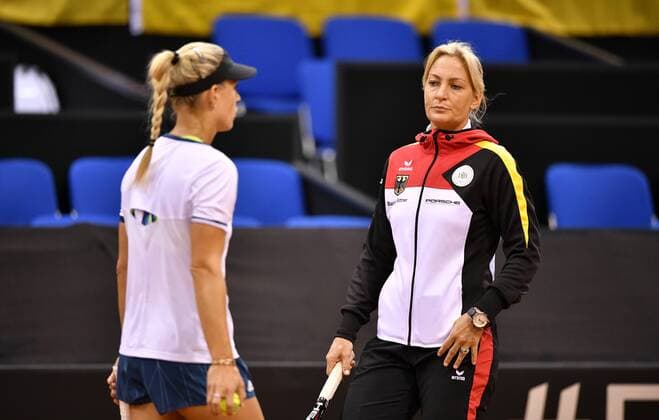 Angelique KERBER (GER) mit Team Captain Barbara RITTNER (GER) Training Aufwärmen Tennis Damen Team Deutschland Germany Fed Cup Federations FedCup 2017 Deutschland vs Ukraine Porsche-Arena Stuttgart 22.04.2017 FedCup First Round Porsche-Arena Stuttgart 2017