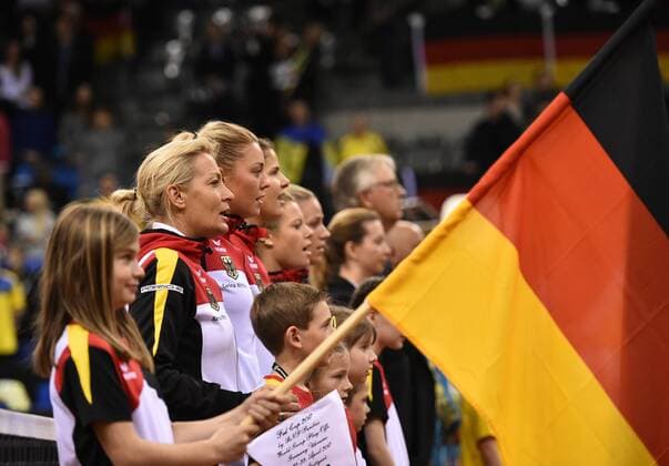 Abspielen der Nationalhymne v.li.: Team Captain Teamchefin Coach Barbara RITTNER (GER) Carina Witthöft (GER) Julia Görges (GER) Laura SIEGEMUND (GER) Angelique KERBER (GER) Tennis Damen Team Deutschland Germany Fed Cup Federations FedCup 2017 Deutschland vs Ukraine Porsche-Arena Stuttgart 22.04.2017 FedCup First Round Porsche-Arena Stuttgart 2017
