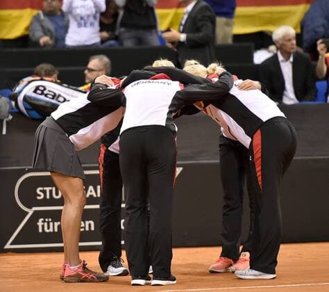 Teambuilding Kreis vor Beginn Tennis Damen Team Deutschland Germany Fed Cup Federations FedCup 2017 Deutschland vs Ukraine Porsche-Arena Stuttgart 22.04.2017 FedCup First Round Porsche-Arena Stuttgart 2017