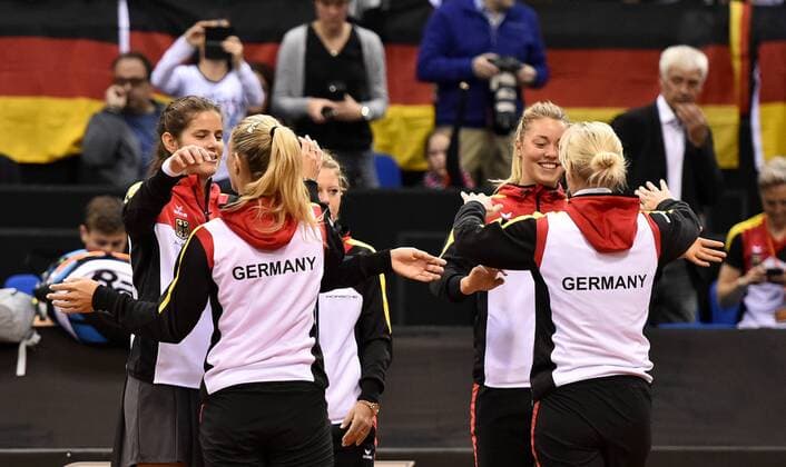 gegenseitiges Abklatschen Teambuilding Aufmunterung vor Spielbeginn Julia Görges (GER) Angelique KERBER (GER) Laura SIEGEMUND (GER) Carina Witthöft (GER) Team Captain Teamchefin Coach Barbara RITTNER (GER) Tennis Damen Team Deutschland Germany Fed Cup Federations FedCup 2017 Deutschland vs Ukraine Porsche-Arena Stuttgart 22.04.2017 FedCup First Round Porsche-Arena Stuttgart 2017