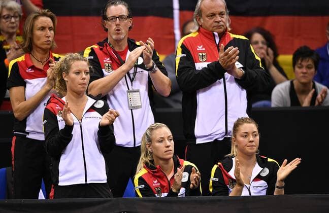 Laura SIEGEMUND (GER) Angelique KERBER (GER) Carina Witthöft (GER) Support klatschen Beifall Tennis Damen Team Deutschland Germany Fed Cup Federations FedCup 2017 Deutschland vs Ukraine Porsche-Arena Stuttgart 22.04.2017 FedCup First Round Porsche-Arena Stuttgart 2017