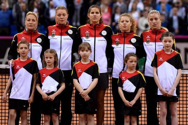 Teamchefin Barbara Rittner (GER), Carina Witthöft (GER), Julia Görges (GER), Laura Siegemund (GER), Angelique Kerber (GER). Deutschland, Stuttgart: Tennis, FedCup, Weltgruppe PlayOff: Deutschland vs Ukraine am 22.04.2017, Porsche Arena.