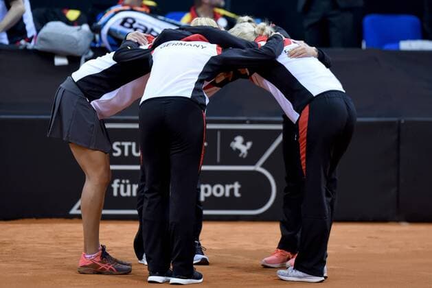 Team Deutschland stimmt sich auf das Match ein. Deutschland, Stuttgart: Tennis, FedCup, Weltgruppe PlayOff: Deutschland vs Ukraine am 22.04.2017, Porsche Arena.