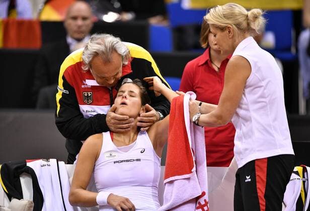 Julia Görges (GER) Verletzungspause nach Sturz mit Team Captain Teamchefin Coach Barbara RITTNER (GER) und Physiotherapeut Tennis Damen Team Deutschland Germany Fed Cup Federations FedCup 2017 Deutschland vs Ukraine Porsche-Arena Stuttgart 22.04.2017 FedCup First Round Porsche-Arena Stuttgart 2017