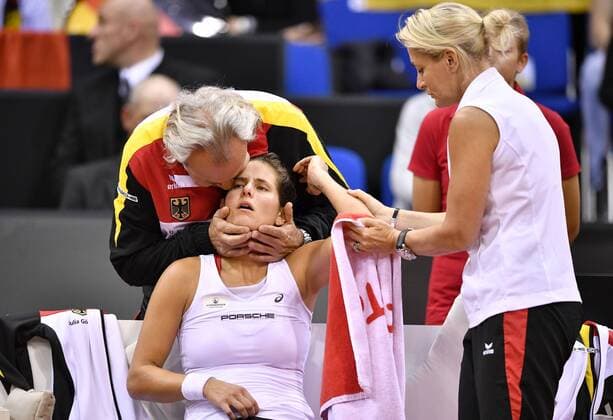 Julia Görges (GER) Verletzungspause nach Sturz mit Team Captain Teamchefin Coach Barbara RITTNER (GER) und Physiotherapeut Tennis Damen Team Deutschland Germany Fed Cup Federations FedCup 2017 Deutschland vs Ukraine Porsche-Arena Stuttgart 22.04.2017 FedCup First Round Porsche-Arena Stuttgart 2017
