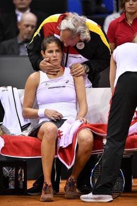Julia Görges (GER) Verletzungspause nach Sturz mit Physiotherapeut Tennis Damen Team Deutschland Germany Fed Cup Federations FedCup 2017 Deutschland vs Ukraine Porsche-Arena Stuttgart 22.04.2017 FedCup First Round Porsche-Arena Stuttgart 2017