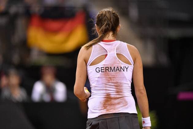 Julia Görges (GER) mit verschmutzem Trikot Tennis Damen Team Deutschland Germany Fed Cup Federations FedCup 2017 Deutschland vs Ukraine Porsche-Arena Stuttgart 22.04.2017 FedCup First Round Porsche-Arena Stuttgart 2017