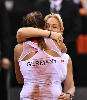 Julia Görges (GER) Schlussjubel nach Sieg mit Team Captain Teamchefin Coach Barbara RITTNER (GER) Tennis Damen Team Deutschland Germany Fed Cup Federations FedCup 2017 Deutschland vs Ukraine Porsche-Arena Stuttgart 22.04.2017 FedCup First Round Porsche-Arena Stuttgart 2017