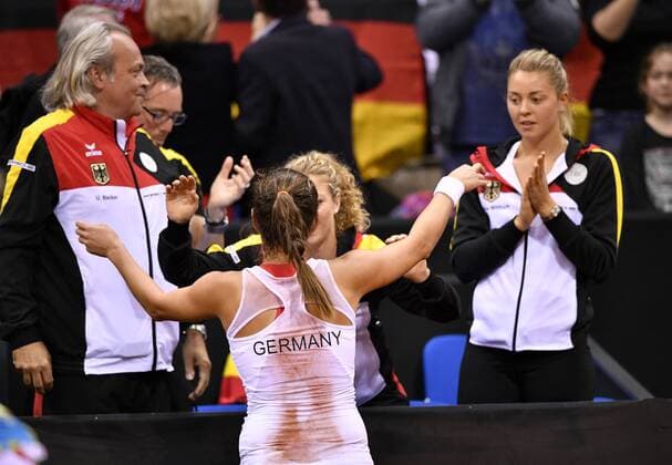 Julia Görges (GER) Schlussjubel nach Sieg mit Carina Witthöft (GER) und Laura SIEGEMUND (GER) Tennis Damen Team Deutschland Germany Fed Cup Federations FedCup 2017 Deutschland vs Ukraine Porsche-Arena Stuttgart 22.04.2017 FedCup First Round Porsche-Arena Stuttgart 2017