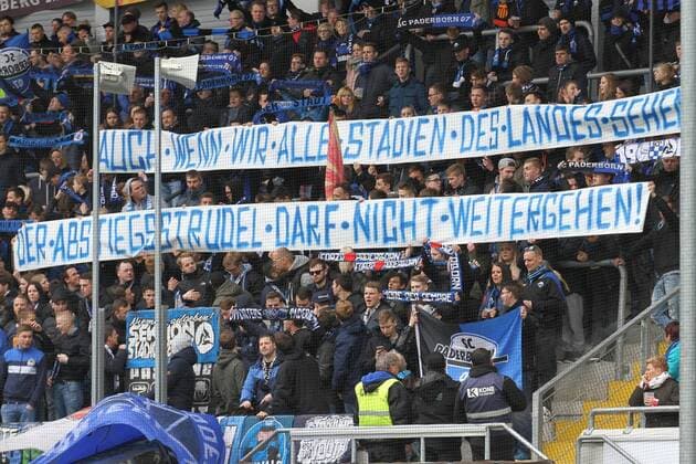 Fußball 3. Liga 34. Spieltag SC Paderborn 07 - Sportfreunde Lotte am 22.04.2017 in der Benteler-Arena in Paderborn Die Fans des SC Paderborn mit einem Spruchband: Auch wenn wir alle Stadien des Landes sehen, der Abstiegstrubel darf nicht weitergehen! MH