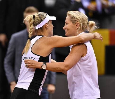 Angelique KERBER (GER) jubelt Jubel nach gewonnenem Match Umrmung mit Team Captain Teamchefin Coach Barbara RITTNER (GER) Tennis Damen Team Deutschland Germany Fed Cup Federations FedCup 2017 Deutschland vs Ukraine Porsche-Arena Stuttgart 22.04.2017 FedCup First Round Porsche-Arena Stuttgart 2017
