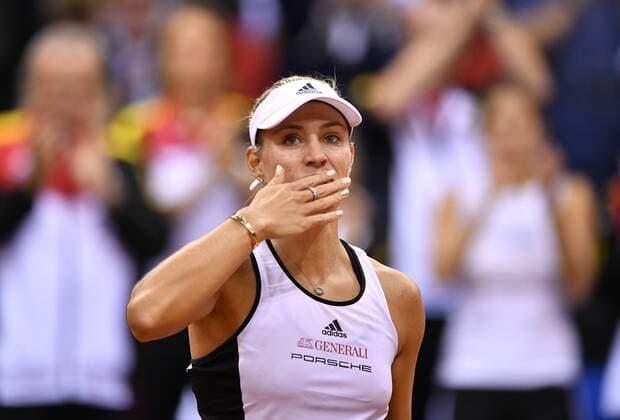 Angelique KERBER (GER) jubelt Jubel nach gewonnenem Match Kuss Handkuss für Zuschauer Publikum Tennis Damen Team Deutschland Germany Fed Cup Federations FedCup 2017 Deutschland vs Ukraine Porsche-Arena Stuttgart 22.04.2017 FedCup First Round Porsche-Arena Stuttgart 2017
