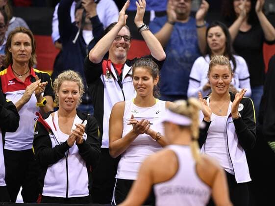 Angelique KERBER (GER) jubelt Jubel nach gewonnenem Match Glückwunsch von Mitspielerinnen Laura SIEGEMUND (GER) Julia Görges (GER) Carina Witthöft (GER) Tennis Damen Team Deutschland Germany Fed Cup Federations FedCup 2017 Deutschland vs Ukraine Porsche-Arena Stuttgart 22.04.2017 FedCup First Round Porsche-Arena Stuttgart 2017