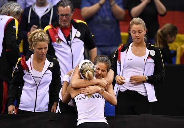 Angelique KERBER (GER) jubelt Jubel nach gewonnenem Match Glückwunsch von Mitspielerinnen Laura SIEGEMUND (GER) Julia Görges (GER) Carina Witthöft (GER) Umarmung Tennis Damen Team Deutschland Germany Fed Cup Federations FedCup 2017 Deutschland vs Ukraine Porsche-Arena Stuttgart 22.04.2017 FedCup First Round Porsche-Arena Stuttgart 2017