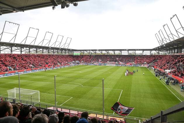 Fußball, Stadiongeschichte FC Ingolstadt 04 1. Bundesliga - Fußball - FC Ingolstadt 04 - Werder Bremen - Fan Choreographie alle in Rot Jubel Fahnen 1. BL - FC Ingolstadt 04 Saison 2016 2017 Werder Bremen