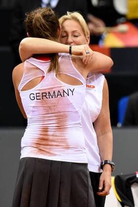 Teamchefin Barbara Rittner (GER), Julia Görges (GER). Deutschland, Stuttgart: Tennis, FedCup, Weltgruppe PlayOff: Deutschland vs Ukraine am 22.04.2017, Porsche Arena.