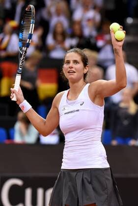 Jubel und Freude bei Julia Görges (GER). Deutschland, Stuttgart: Tennis, FedCup, Weltgruppe PlayOff: Deutschland vs Ukraine am 22.04.2017, Porsche Arena.