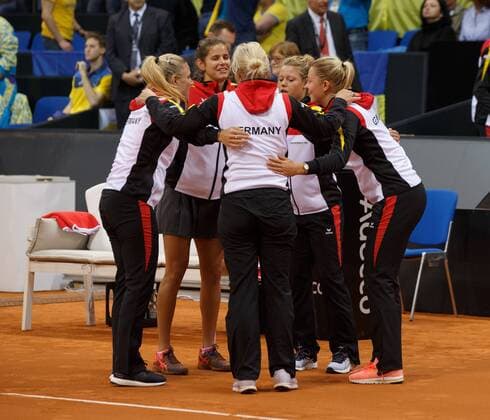 Fed Cup GER-UKR, Deutschland - Ukraine, Eroeffnungs Zeremonie, Fed Cup GER-UKR, Deutschland - Ukraine, Eroeffnungs Zeremonie, Team Germany mit Team Chefin Barbara Rittner, CARINA WITTHOEFT ,JULIA GOERGES, LAURA SIEGEMUND und ANGELIQUE KERBER bilden einen Kreis. Juergen Hasenkopf
