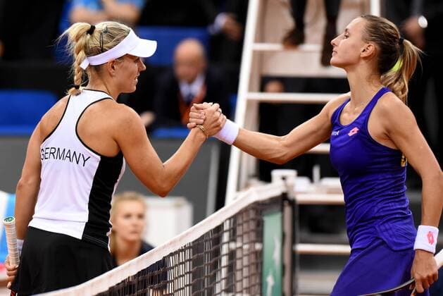Bilder des Tages - SPORT Lesia Tsurenko (UKR) gratuliert Angelique Kerber (GER). Deutschland, Stuttgart: Tennis, FedCup, Weltgruppe PlayOff: Deutschland vs Ukraine am 22.04.2017, Porsche Arena.