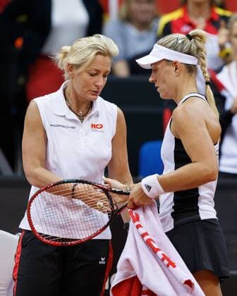 Fed Cup GER-UKR, Deutschland - Ukraine, Porsche Arena, Stuttgart, ANGELIQUE KERBER (GER) und Team Chefin BARBARA RITTNER klatschen ab beim Seitenwechsel. Juergen Hasenkopf