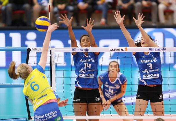 Stuttgart Volleyball Allianz MTV Stuttgart vs. SSC Schwerin, v.l. Jennifer Geerties (Schwerin), Aiyana Whitney (Stuttgart), Micheli Pissinato (Stuttgart)