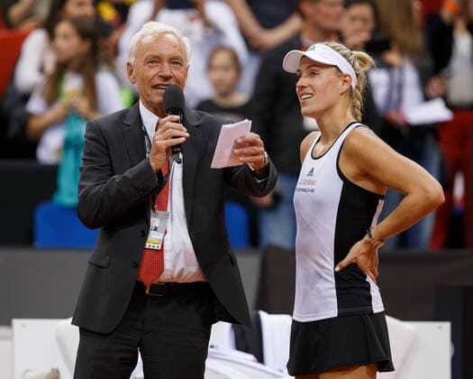 Fed Cup GER-UKR, Deutschland - Ukraine, Porsche Arena, Stuttgart, Stadionsprecher Hans-Juergen Pohmann interviewed ANGELIQUE KERBER (GER) auf dem Platz nach ihrem Sieg. Juergen Hasenkopf