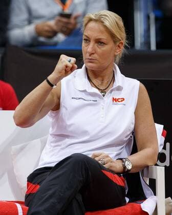 Fed Cup GER-UKR, Deutschland - Ukraine, Porsche Arena , Stuttgart, Team Chefin Barbara Rittner (GER) sitzt auf der Bank, macht die Faust und feuert an,Emotion, Juergen Hasenkopf