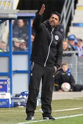 Fußball 3. Liga 34. Spieltag SC Paderborn 07 - Sportfreunde Lotte am 22.04.2017 in der Benteler-Arena in Paderborn Trainer Ismail Atalan (Lotte) regt sich über den Linienrichter auf und beschwert sich lautstark gestikulierend MH