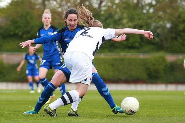 23.04.2017, xkvx, Fussball 1.Bundesliga Damen, Borussia Moenchengladbach - FF USV Jena, emspor, v.l. Julia Koj (Borussia Moenchengladbach), Julia Arnold (FF USV Jena) Moenchengladbach