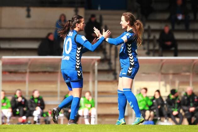 23.04.2017, xkvx, Fussball 1.Bundesliga Damen, Borussia Moenchengladbach - FF USV Jena, emspor, v.l. Torjubel, Goal celebration, celebrate the goal zum 0:1 durch Amber Hearn (FF USV Jena) mit der Mannschaft Moenchengladbach