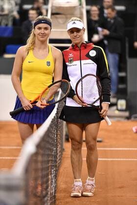 Angelique KERBER (GER) (rechts) vs Elina Svitolina (UKR) (links) vor Matchbeginn Tennis Damen Team Deutschland Germany Fed Cup Federations FedCup 2017 Deutschland vs Ukraine Porsche-Arena Stuttgart 23.04.2017 FedCup First Round Porsche-Arena Stuttgart 2017