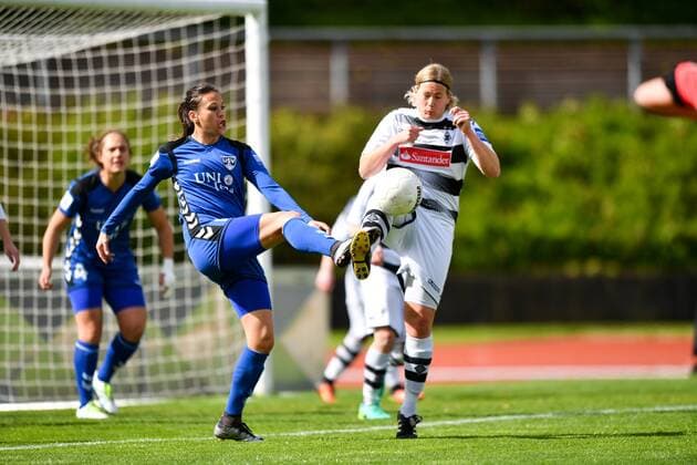 Barbara Müller(Borussia Mönchengladbach) (33) kann vor Amber Hearn (FF USV Jena) (10) klären, Fussball, Allianz Frauen-Bundesliga, Borussia Mönchengladbach - USV Jena, xmkx