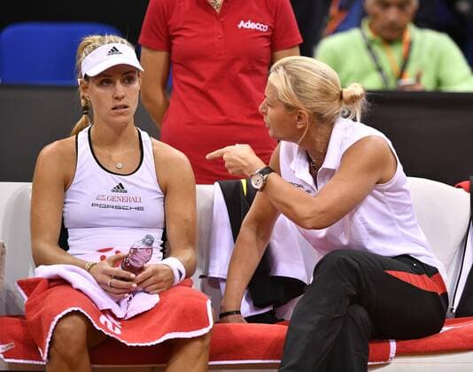 Angelique KERBER (GER) Coaching Gestik, Geste mit Team Captain Teamchefin Coach Barbara RITTNER (GER) ratlos Tennis Damen Team Deutschland Germany Fed Cup Federations FedCup 2017 Deutschland vs Ukraine Porsche-Arena Stuttgart 23.04.2017 FedCup First Round Porsche-Arena Stuttgart 2017
