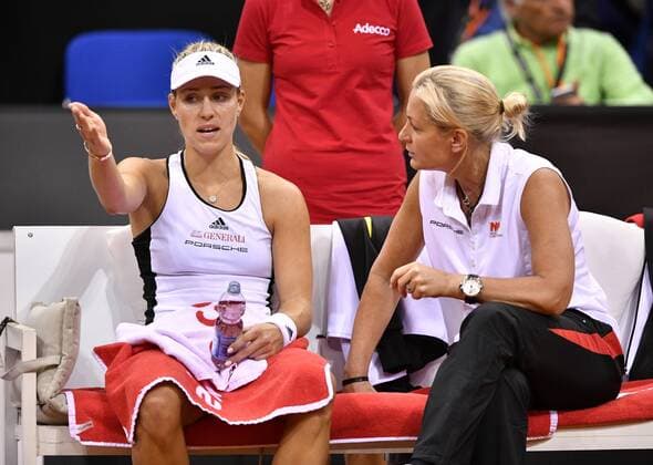 Angelique KERBER (GER) Coaching Gestik, Geste mit Team Captain Teamchefin Coach Barbara RITTNER (GER) ratlos Tennis Damen Team Deutschland Germany Fed Cup Federations FedCup 2017 Deutschland vs Ukraine Porsche-Arena Stuttgart 23.04.2017 FedCup First Round Porsche-Arena Stuttgart 2017